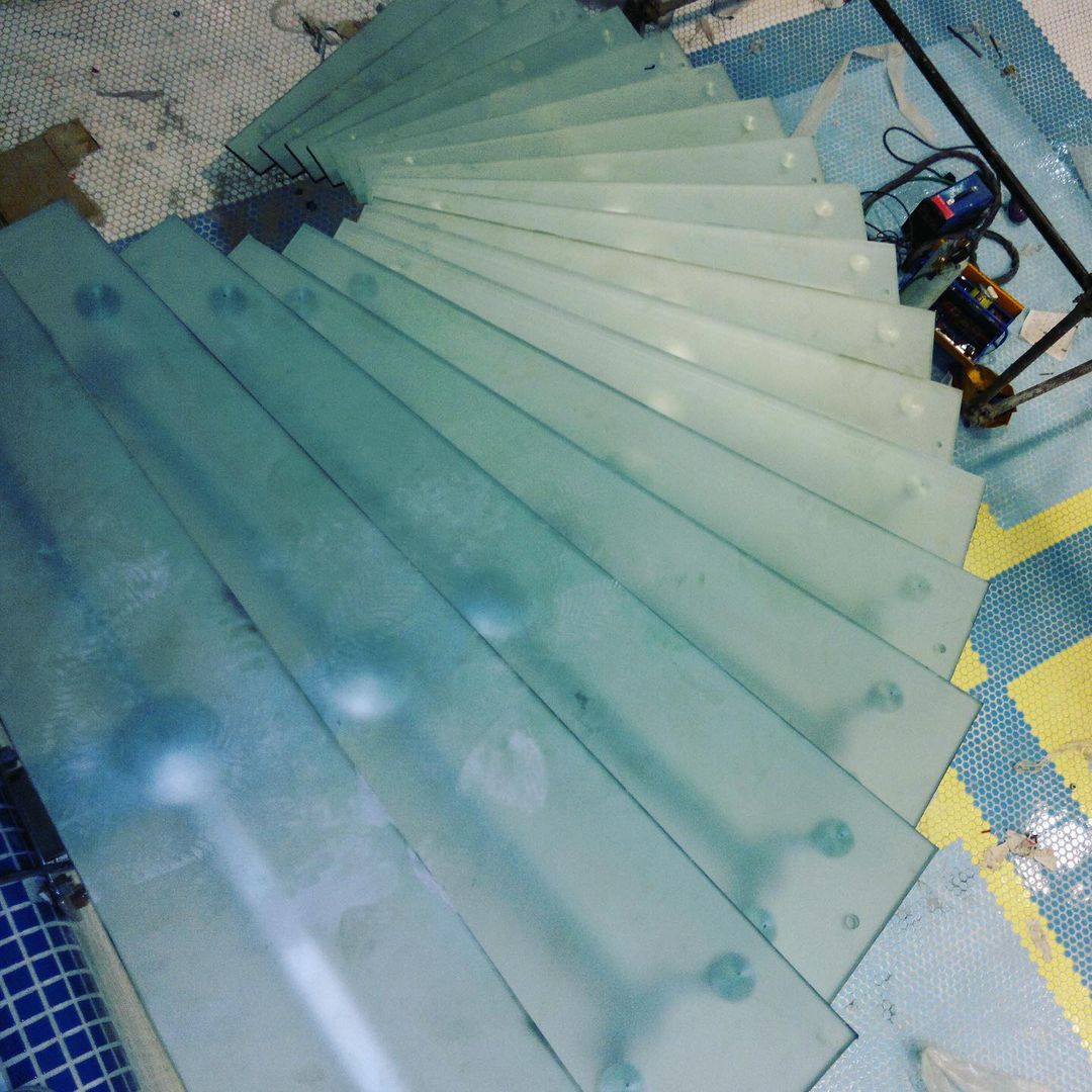  طراحی و ساخت پله تمام استیل با کف شیشه